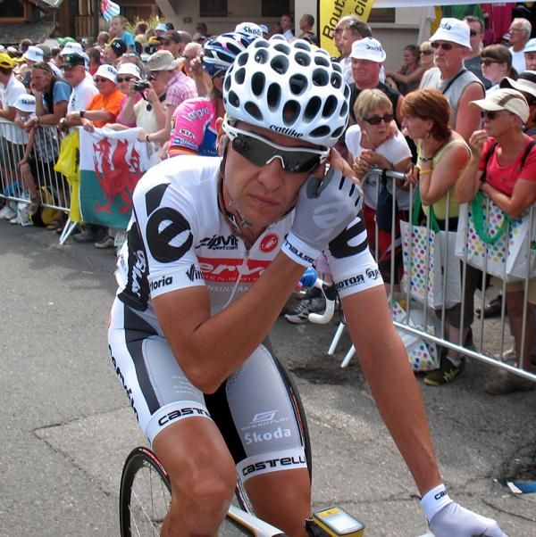 Carlos Sastre gets ready for a hard mountains stage