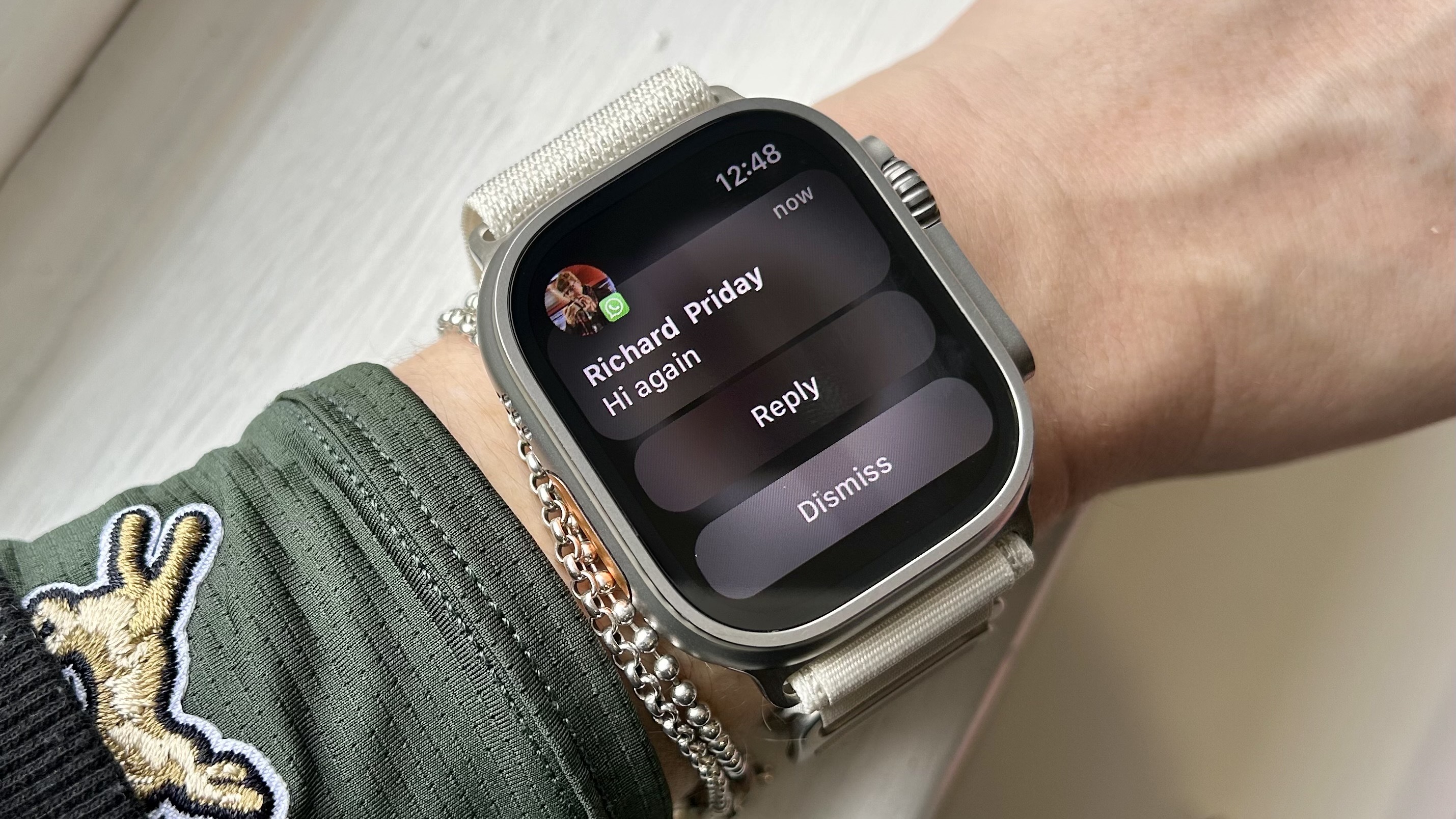 una notificación de WhatsApp en el Apple Watch Ultra