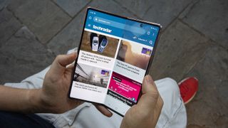 Samsung Galaxy Z Fold 2 con TechRadar