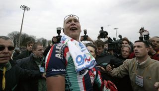 Magnus Backstedt with the press at Paris-Roubaix 2004