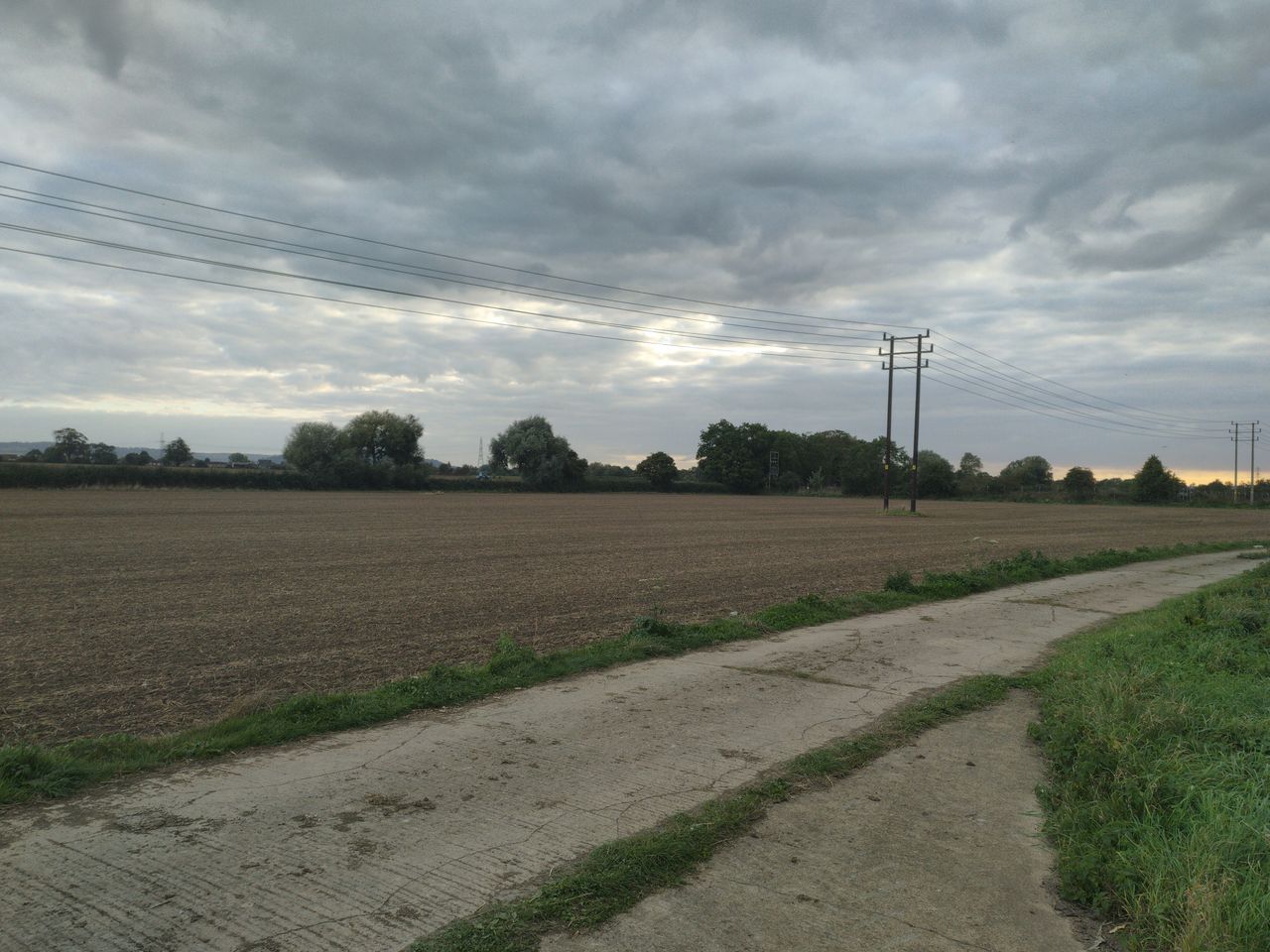 With HDR enabled, dusk light looks more dramatic and images are high in contrast.