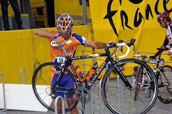 Oscar Freire (Rabobank) lifts his bike out of the 'bike rack' after having signed in.