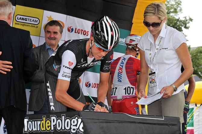 Bob Jungels (Trek) signs in