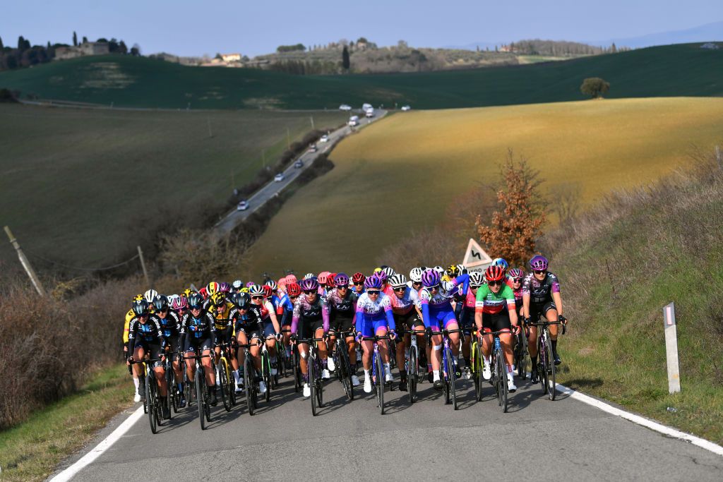 SIENA ITALY MARCH 05 A general view of the peloton compete during the Eroica 8th Strade Bianche 2022 Womens Elite a 136km one day race from Siena to Siena Piazza del Campo 321m StradeBianche on March 05 2022 in Siena Italy Photo by Luc ClaessenGetty Images
