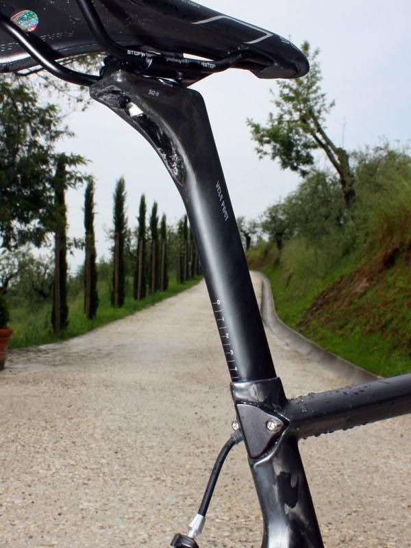 A mix of stiff carbon and flexible basalt fibers in the Aeroad CF's new VCLS seatpost lends considerable vertical flex to the rear end. Setback is adjustable from 15-35mm.