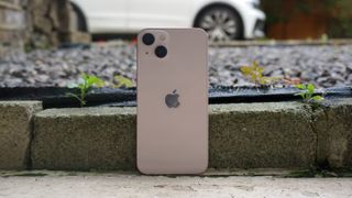 Oprejst iPhone 13 medbagsiden mod kameraet