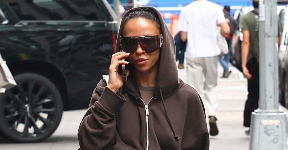 The Chic Color Trend to Wear With Gray Bags