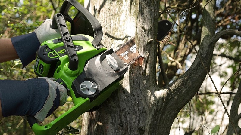 electric chainsaw