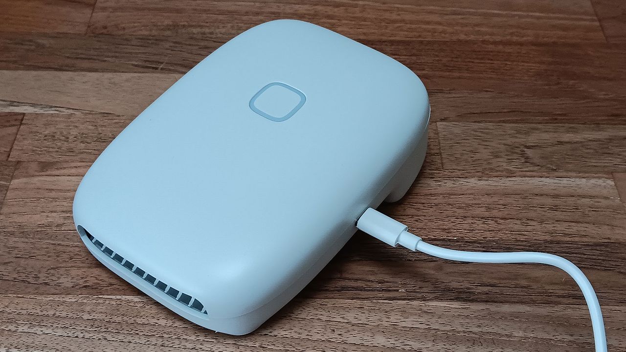 Shelfy device being charged