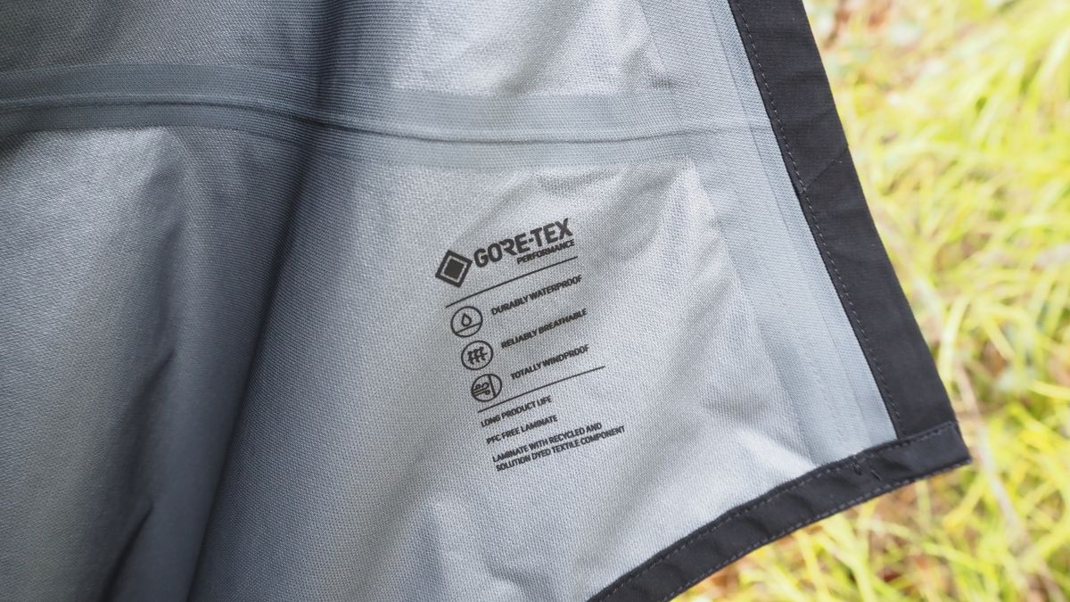 hands-on-with-gorewear-s-first-ever-waterproof-pfc-free-cycling-jacket