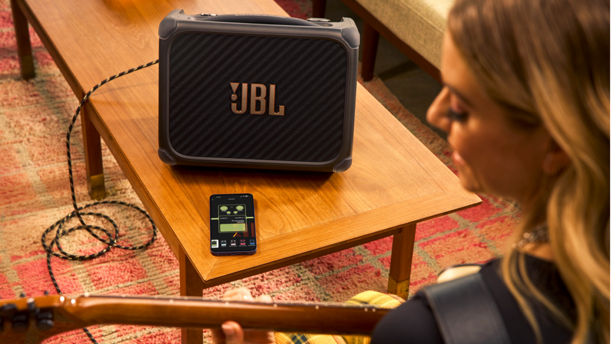 Speaker portabel baru JBL memiliki ‘stem AI’ untuk jamming — speaker ini dapat menghapus instrumen atau vokal apa pun dari lagu secara realtime, tidak memerlukan internet