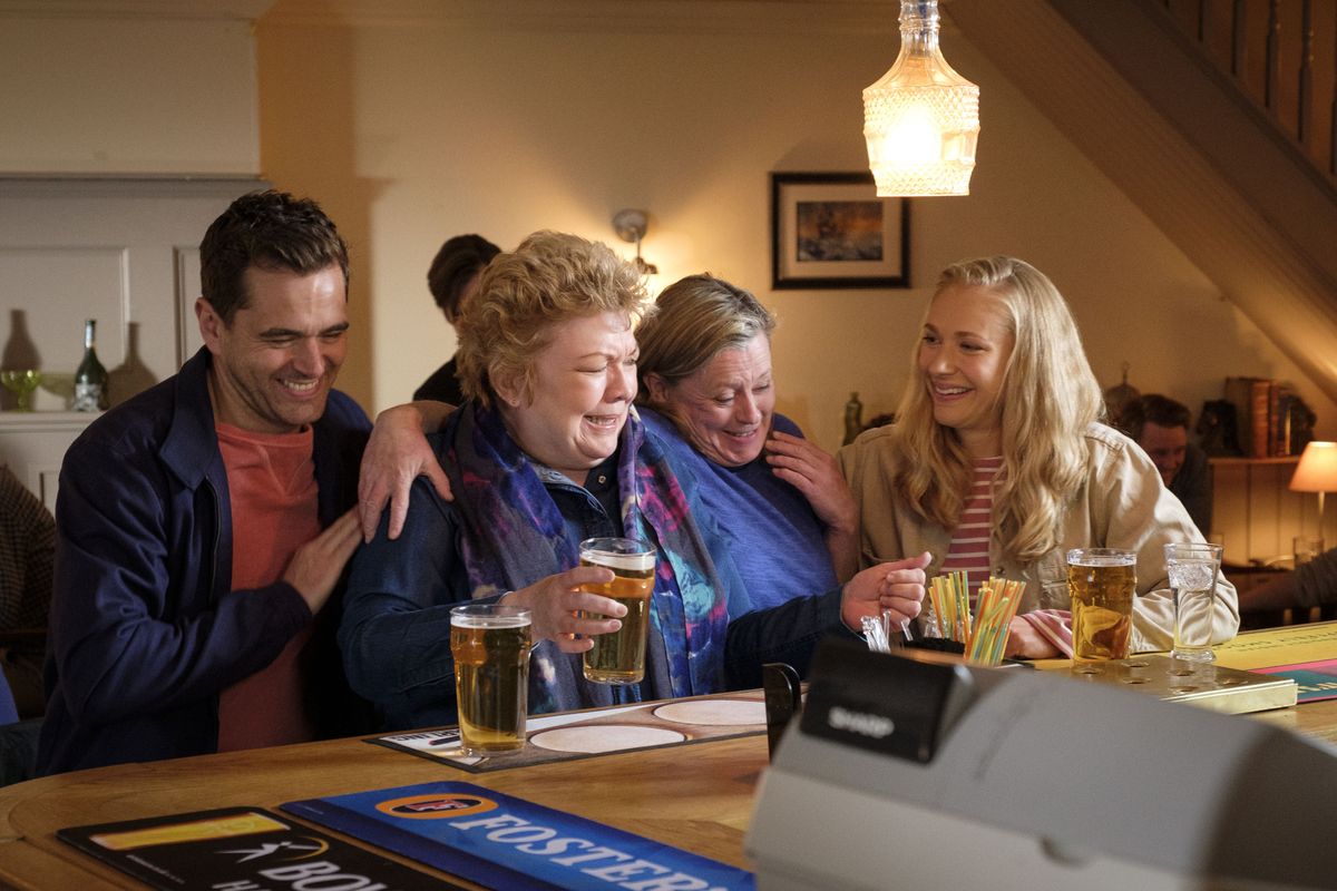 Knees up! Iain&#039;s leaving do with Jan, Dixie and Ruby in the pub in Casualty