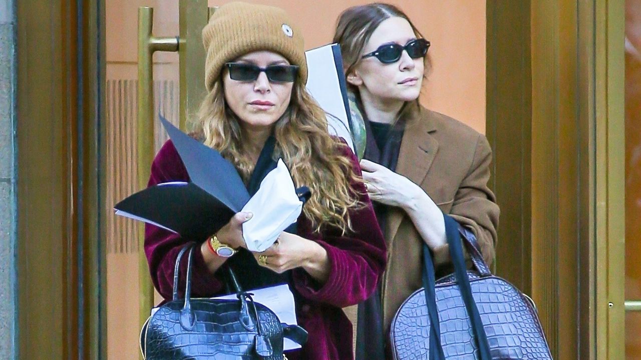 Mary-Kate and Ashley Olsen matching croc bags