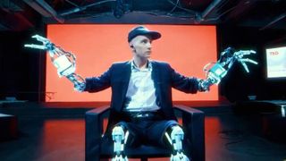 Un homme avec des prothèses sur la scène d'un TED Talk