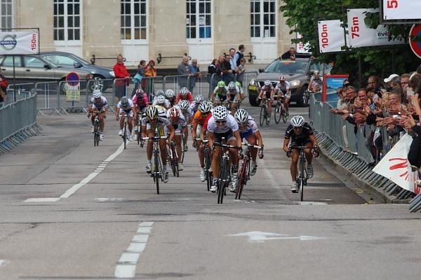 Elizabeth Armitstead (Cervelo Test Team) gambled on a long sprint, which worked. She beat Giorgia Bronzini (Gauss Rdz Ormu) and Annemiek Van Vleuten (Nederland Bloeit) for final stage honours.