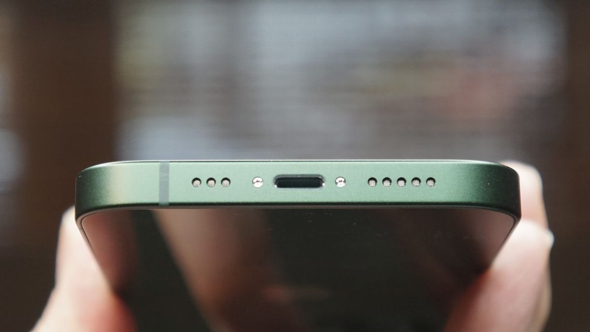 Apple iPhone 13 Green bottom edge