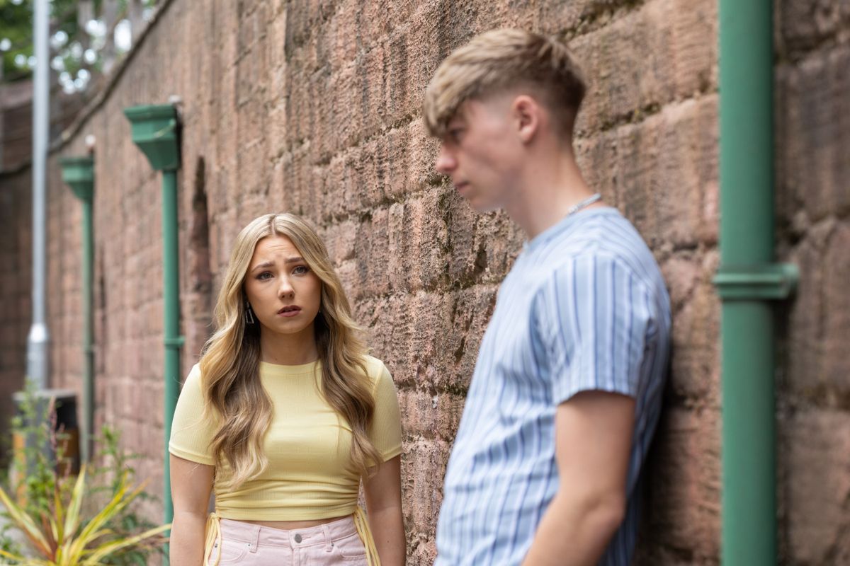 Peri Lomax talks to Sid Sumner in Hollyoaks