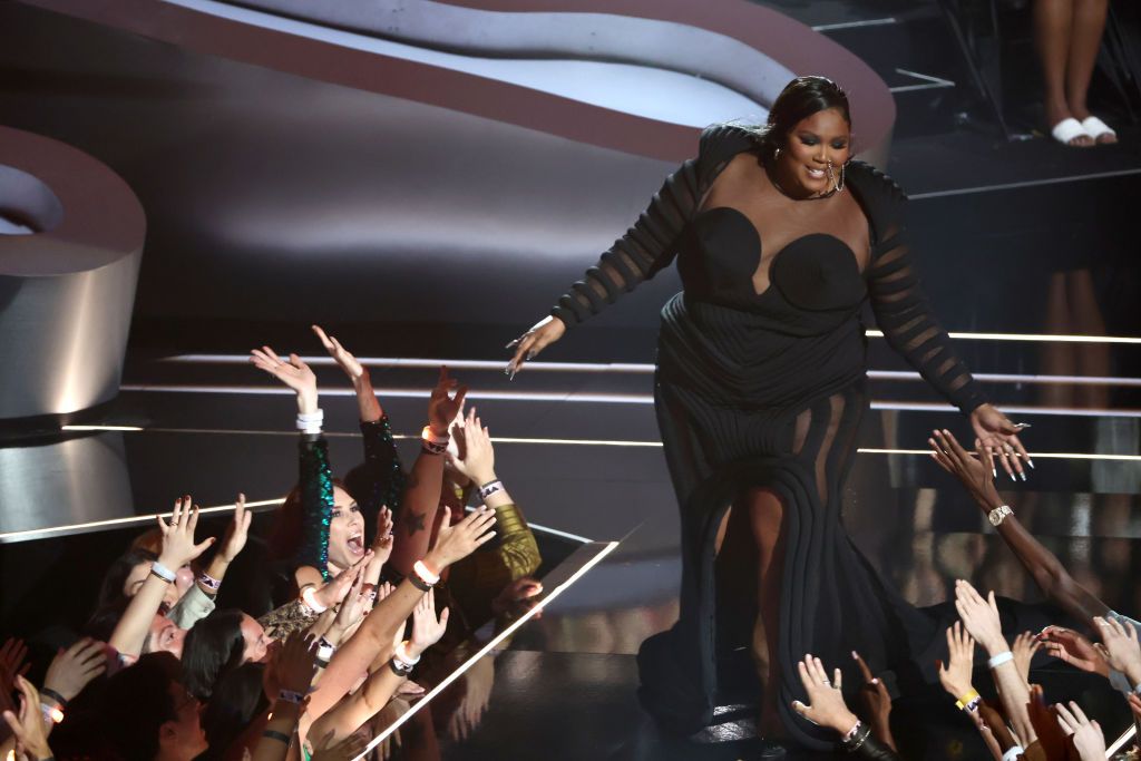 Lizzo a éliminé les récents bodyshamers de la manière la plus emblématique lors de son discours d'acceptation des VMA