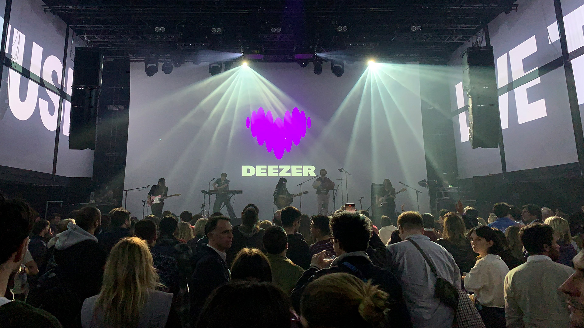 В большом обновленном дизайне Deezer появилась возможность создавать плейлисты с друзьями на Spotify и Apple Music, и мне это нравится.