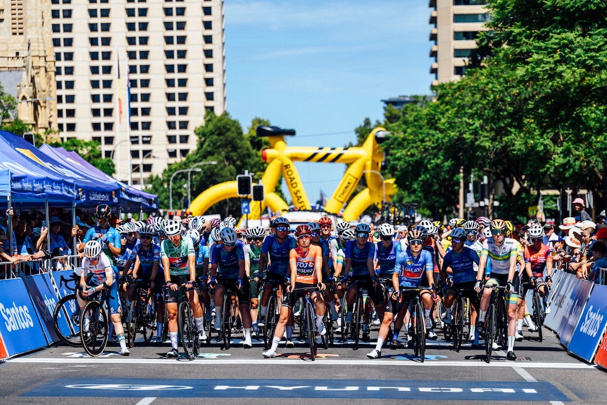 Peloton at the start of stage 3 of 2024 Women&#039;s Tour Down Under