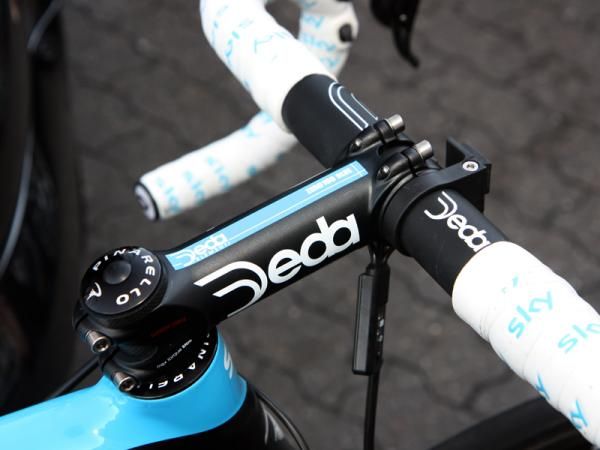 Deda provides the Sky team with matching stems.