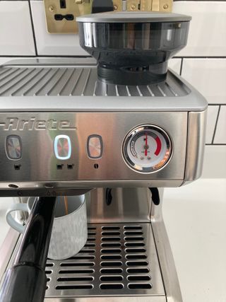 making espresso with the Ariete 1313 espresso machine