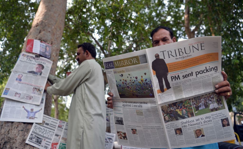 A newspaper about the ouster of Pakistan&amp;#039;s prime minister