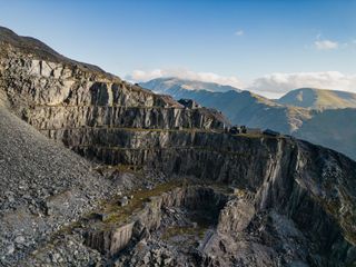 Bir drone ile fotoğraflanan bir dağ manzarası