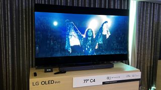 El televisor LG C4 en una habitación de hotel, mostrando una película
