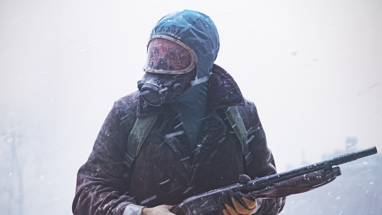 Juan Salvo in gas mask holding gun in The Eternaut