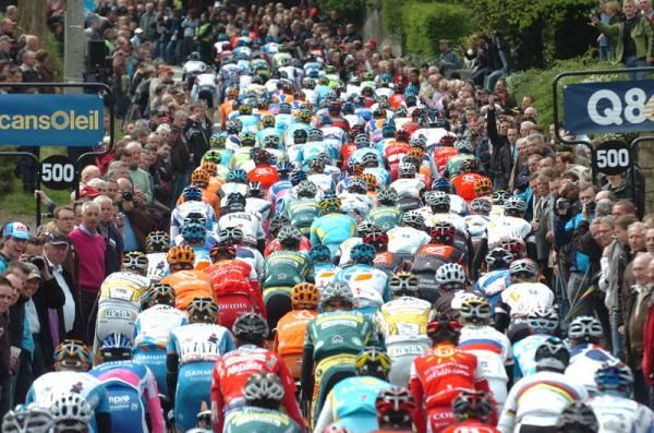 The big bunch climbs the Mur de Huy.