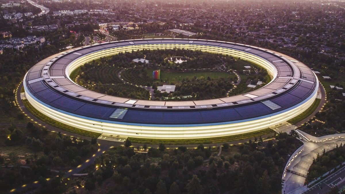 Aerial shot of Apple&amp;#039;s headquarters