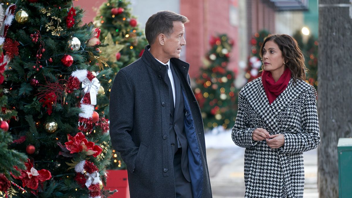 James Denton and Teri Hatcher in Hallmark Channel&#039;s &#039;A Kiss Before Christmas&#039;