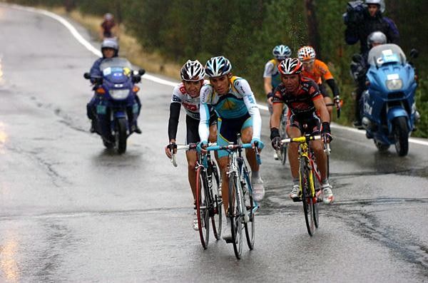 Alberto Contador (Astana) leads Carlos Sastre (CSC-Saxo Bank), l, and Joaqu&iacute;m Rodr&iacute;guez (Caisse d'Epargne).