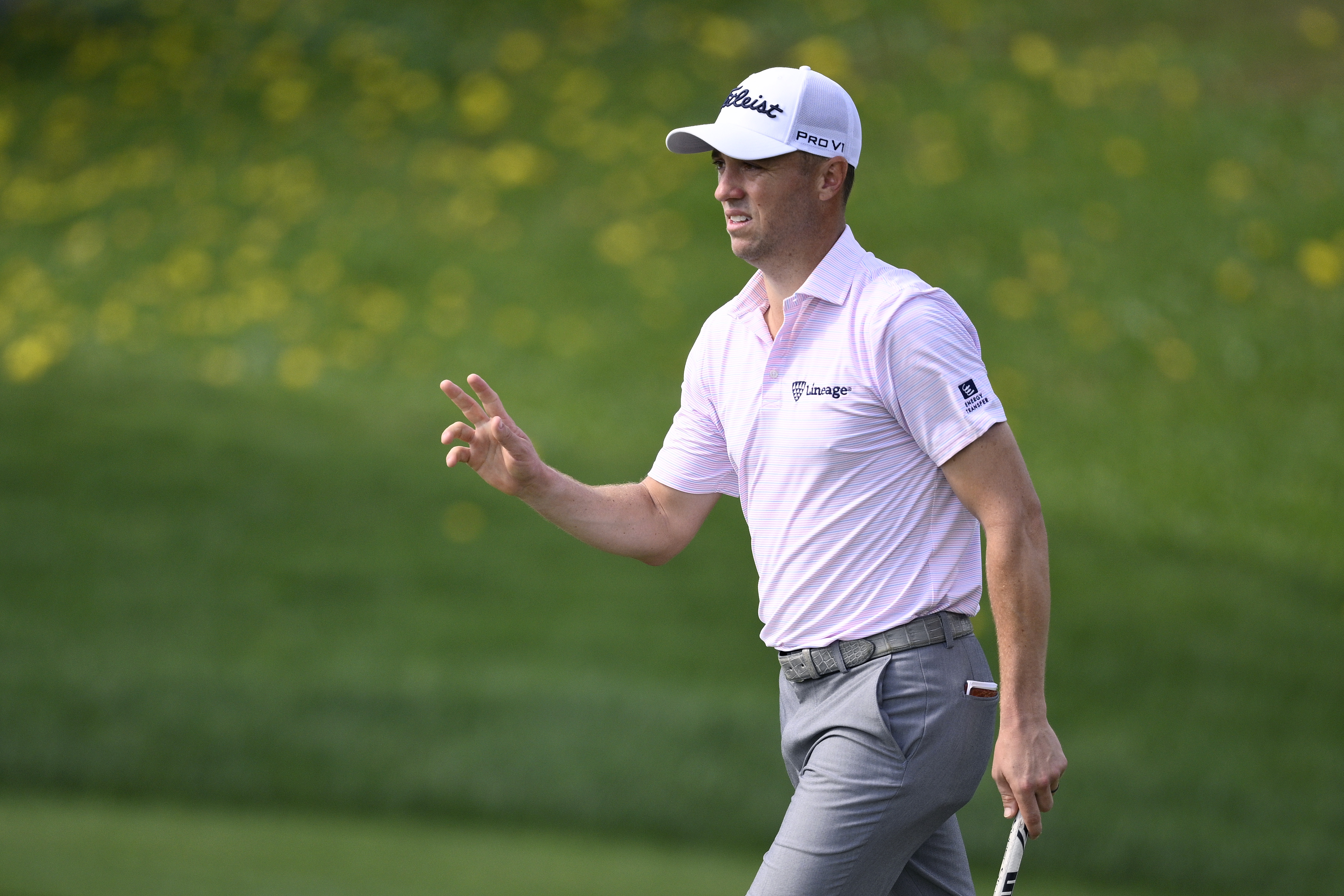Justin Thomas waves to the crowd