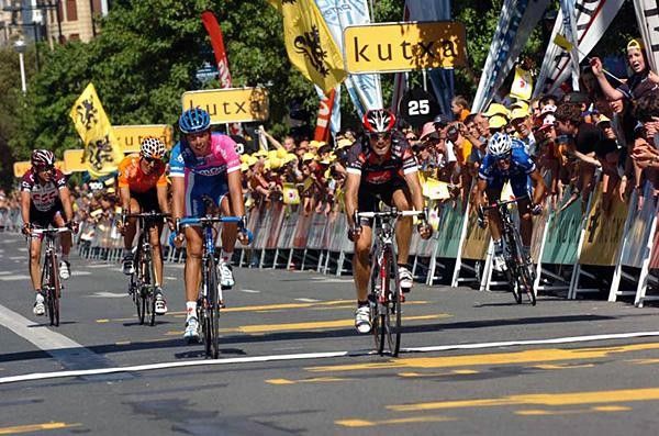 Alessandro Ballan (Lampre-Fondital) finishes behind Alejandro Valverde (Caisse d'Epargne).