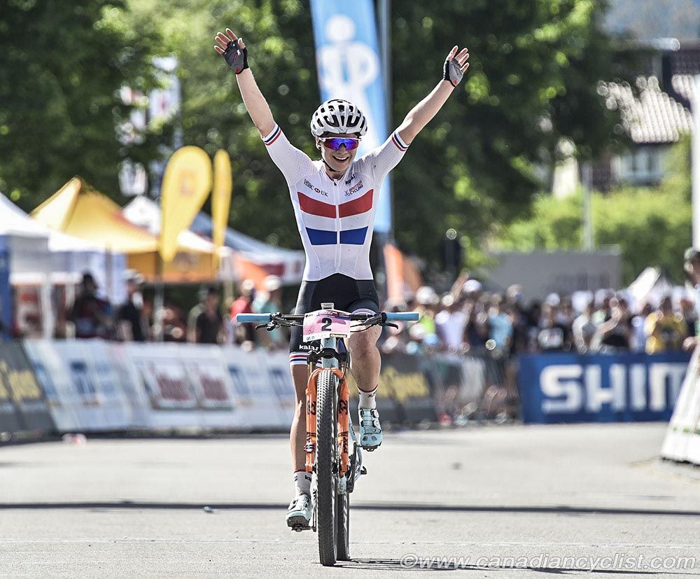 Evie Richards (GBr) wins