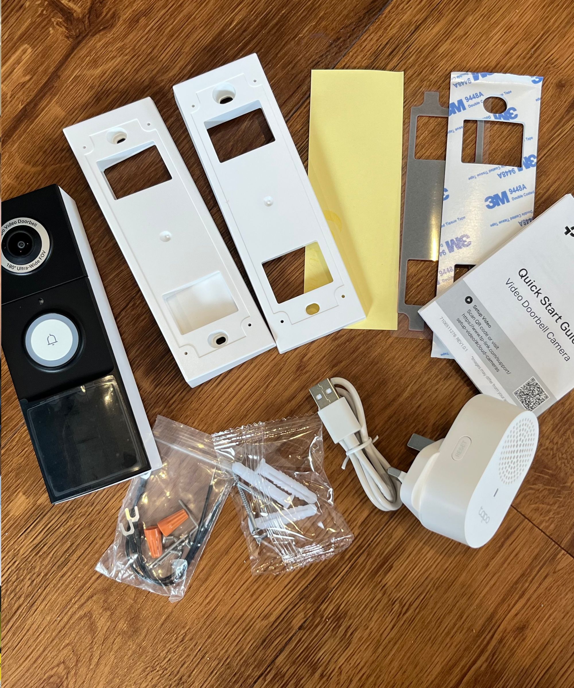 All the parts out the Tapo D235 delivery box