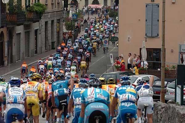 The peloton winds it way through some old streets en route to Brescia