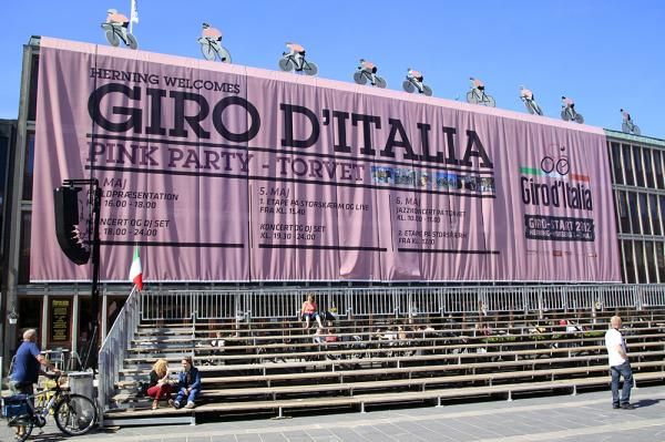 Fans arrive early for the Giro presentatino