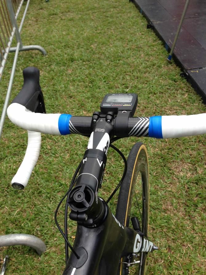 An alloy Pro Vibe 7S stem was paired with the carbon Pro Vibe handlebar