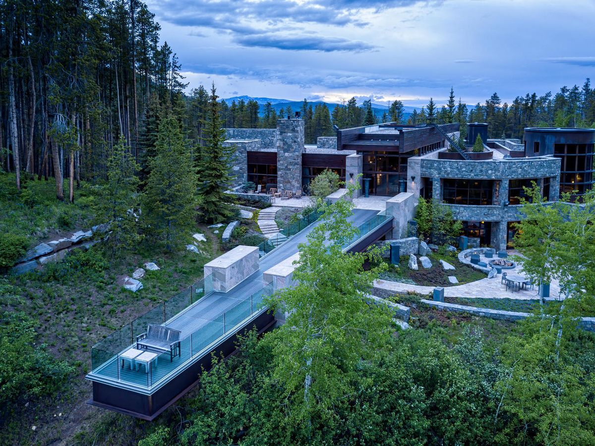 Cette maison de montagne de style James Bond dispose d'une station de ski privée et d'un mur d'escalade intérieur.