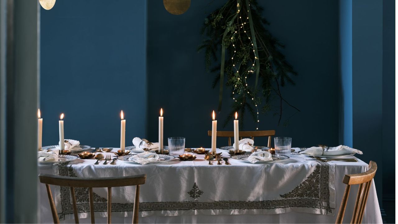 Blue walls with gold and white tablescape