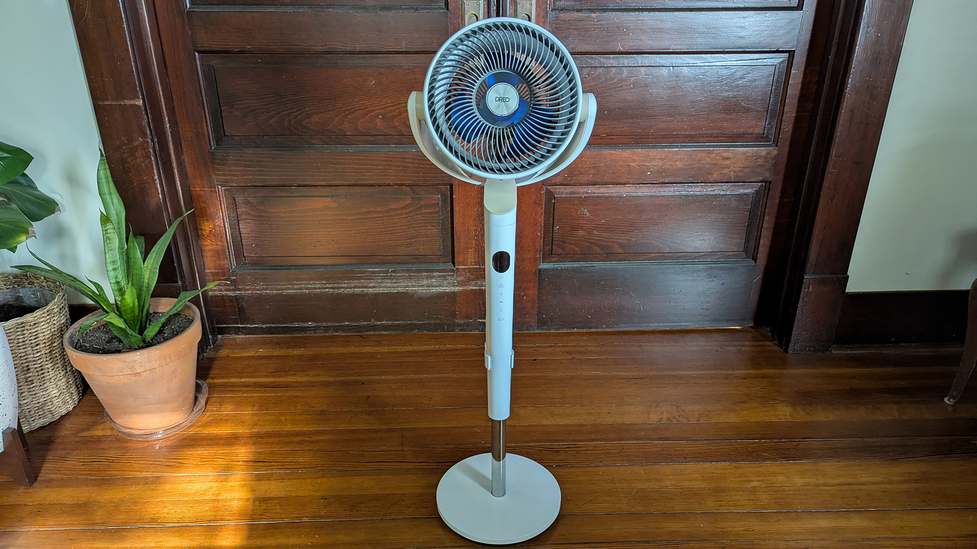 Dreo&amp;nbsp;TurboPoly&amp;nbsp;Fan&amp;nbsp;508S in reviewer&#039;s living room