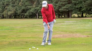 The one handed pitching drill designed to stop you flicking your wedges in golf