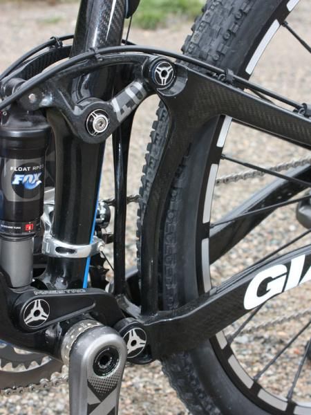The Anthem Advanced uses a pair of slender carbon braces on the rear triangle to keep everything rigid.
