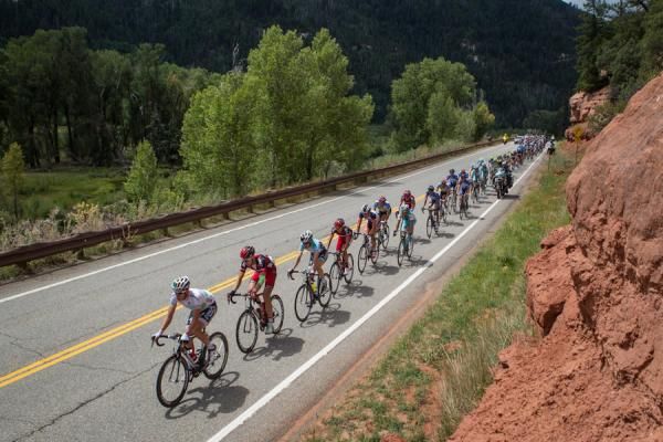 The pace stayed high back in the chasing peloton.