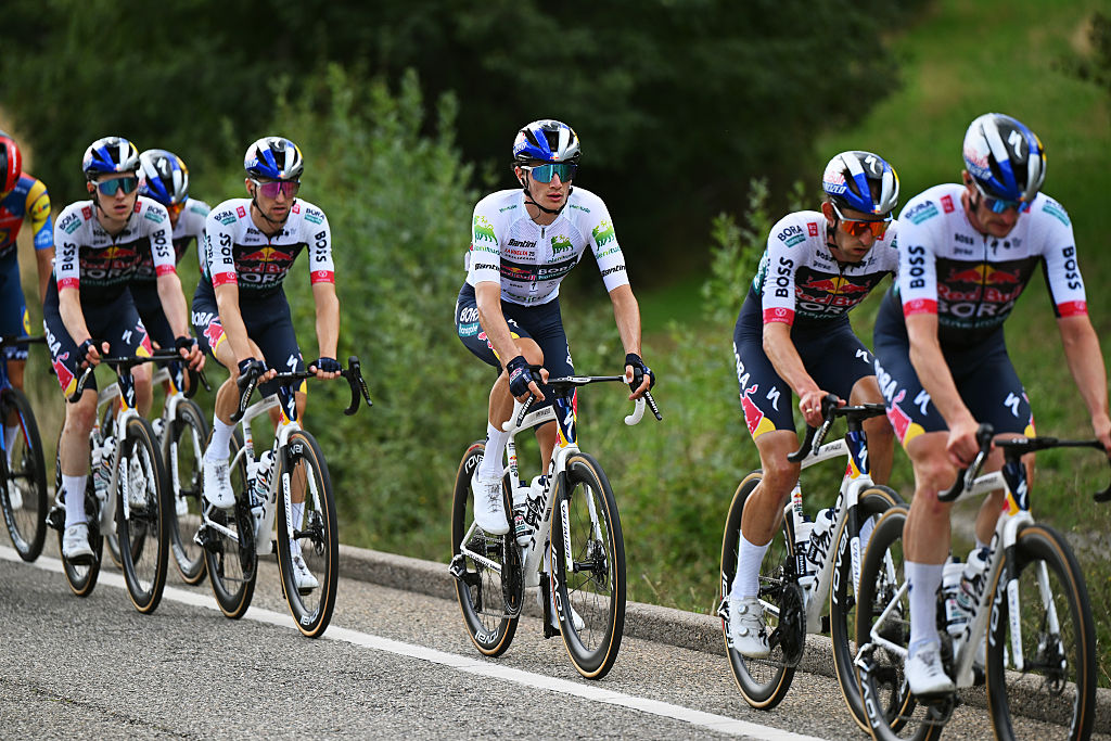 CERLER. HUESCA LA MAGIA, SPAIN - AUGUST 29: Giulio Pellizzari of Italy and Team Red Bull - BORA - hansgrohe - White best young jersey competes competes during the La Vuelta - 80th Tour of Spain 2025, Stage 7 a 188km stage from Andorra la Vella to Cerler. Huesca La Magia 1910m / #UCIWT / on August 29, 2025 in Cerler. Huesca La Magia, Spain. (Photo by Dario Belingheri/Getty Images)