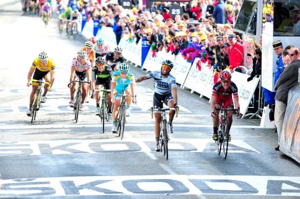 Alberto Contador (Saxo Bank-SunGard) tries to claim the win ahead of Cadel Evans (BMC).