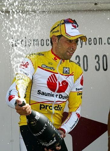 Inigo Cuesta (Saunier Duval-Prodir) gets the bubbly going